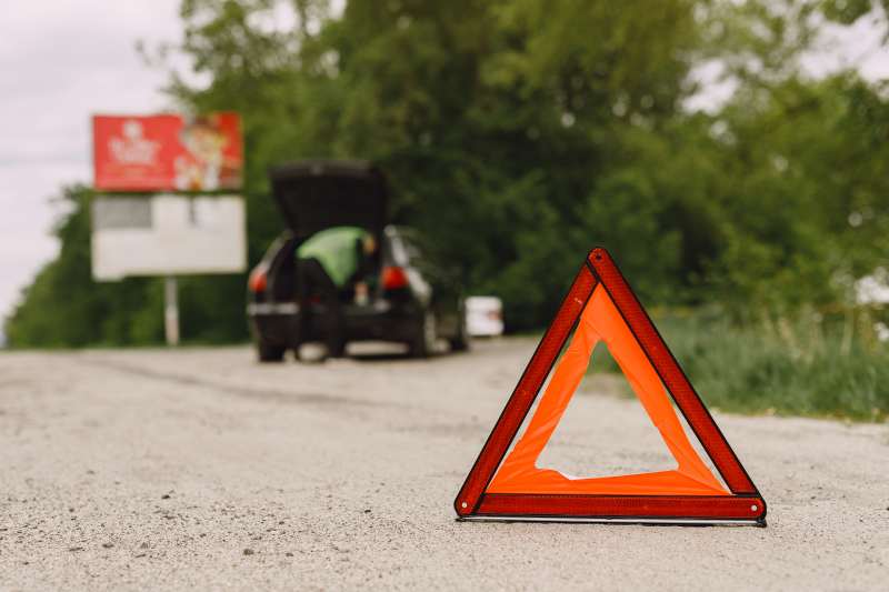 car-with-problems-red-triangle-warn-other-road-users